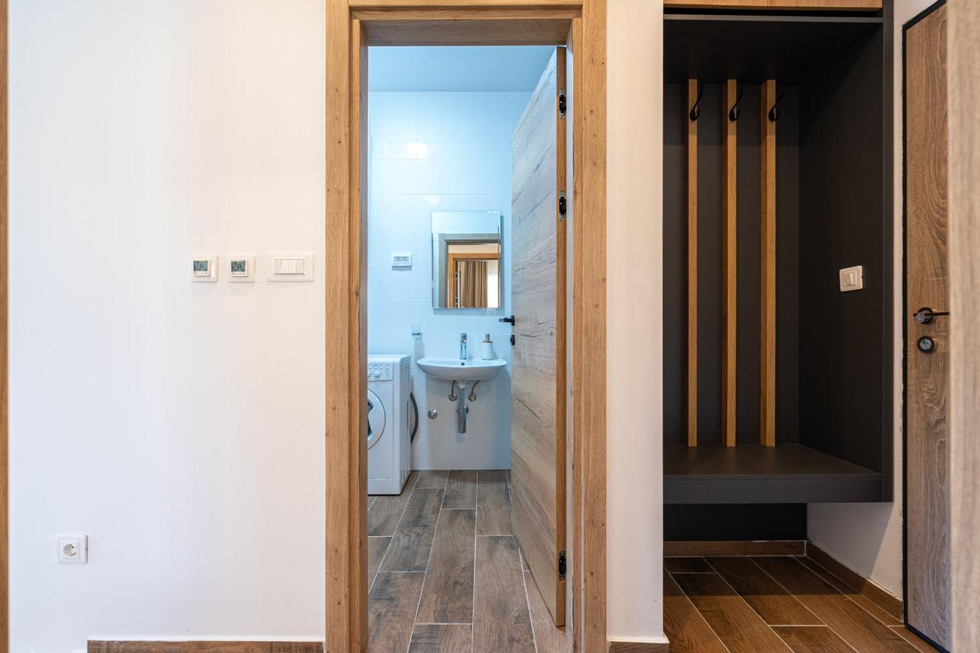 Pine Apartment *